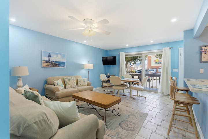 Beautiful 2br Retreat • 1 Block From The Beach - Toms River, NJ