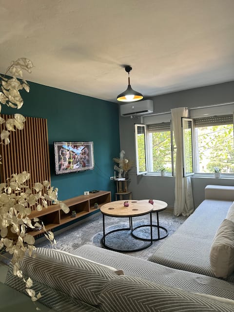 Sunlit APT w/ Garden & Kitchen & Free Parking