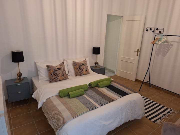 חדר שינה 2 עם מיזוג אוויר ומקלחת צמודה