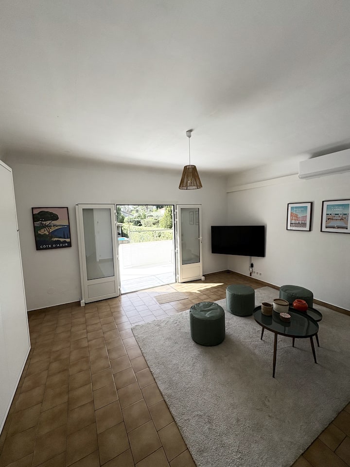 Zona de estar y dormitorio con aire acondicionado.