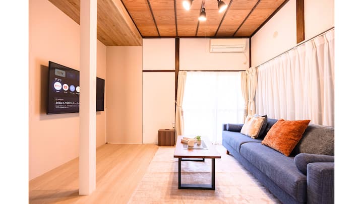 家具は少なめに、ゆったりスペースを確保しています。天井は樺細工といわれる桜の木の皮を使った格調高い作りを残しております。