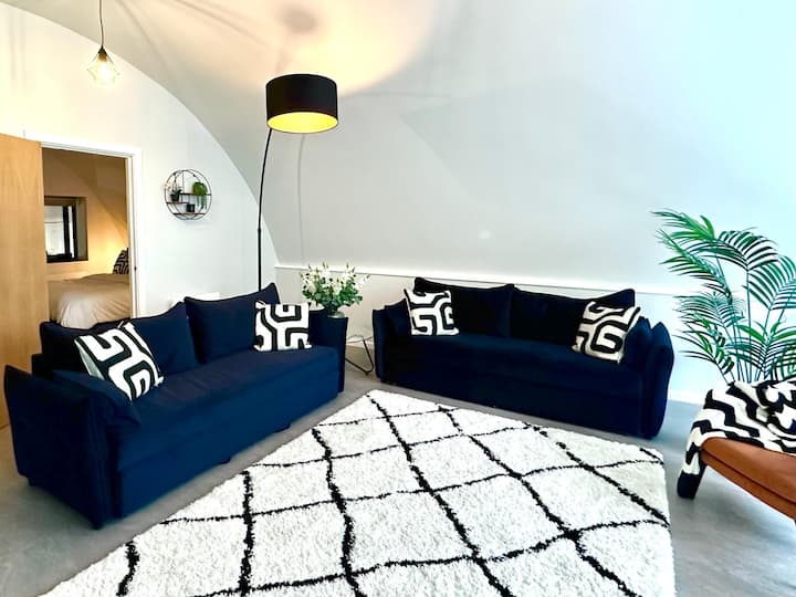 Ова е салонот. Се наоѓа на горниот кат. Вклучува кауч на спуштање.