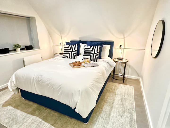 Оваа спална соба се наоѓа горе. Има сопствена бања прикачена на него