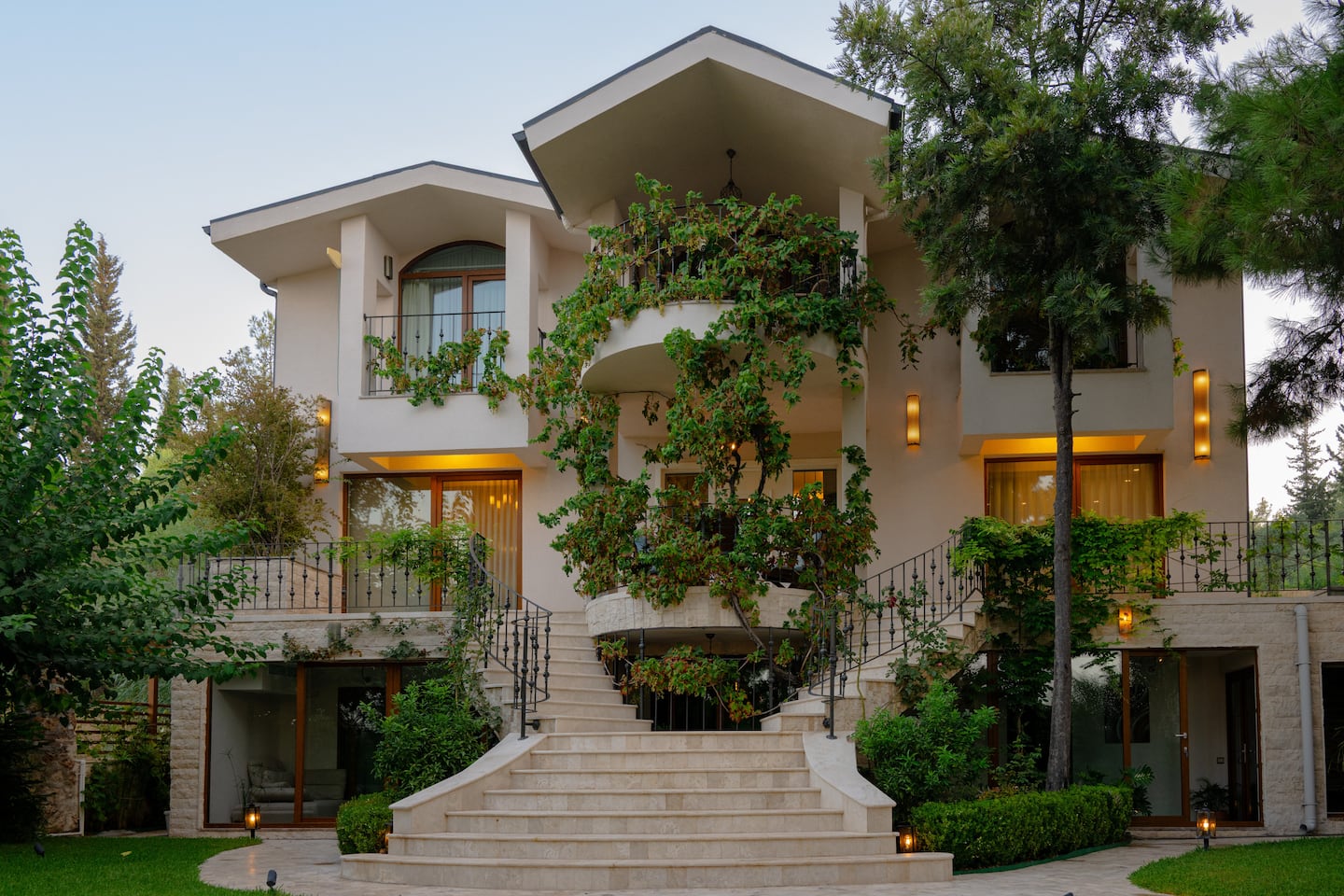 Фасад Villa La Malva и парадная лестница