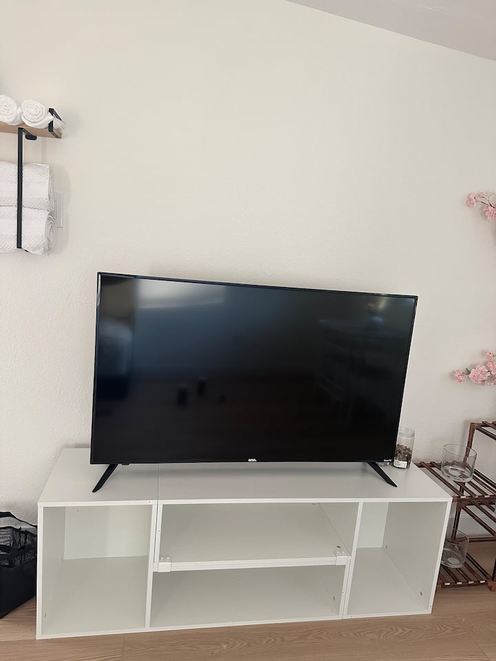 Clean & Modern Room - San Bernardino, CA