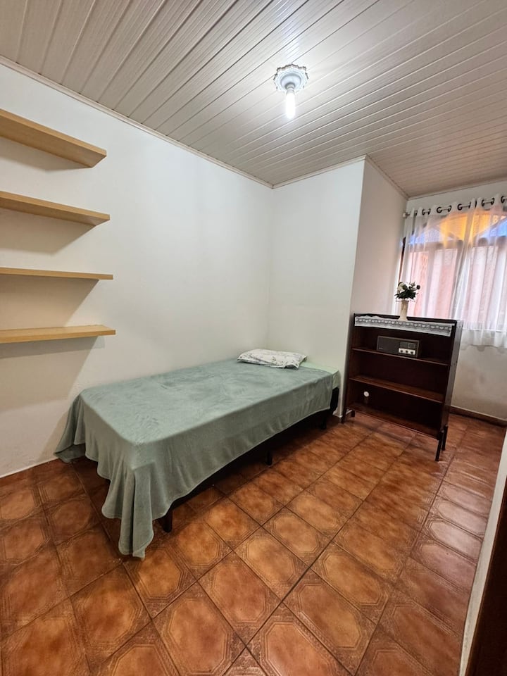 חדר שינה עם מיטת יחיד, חלל נעים ושקט 