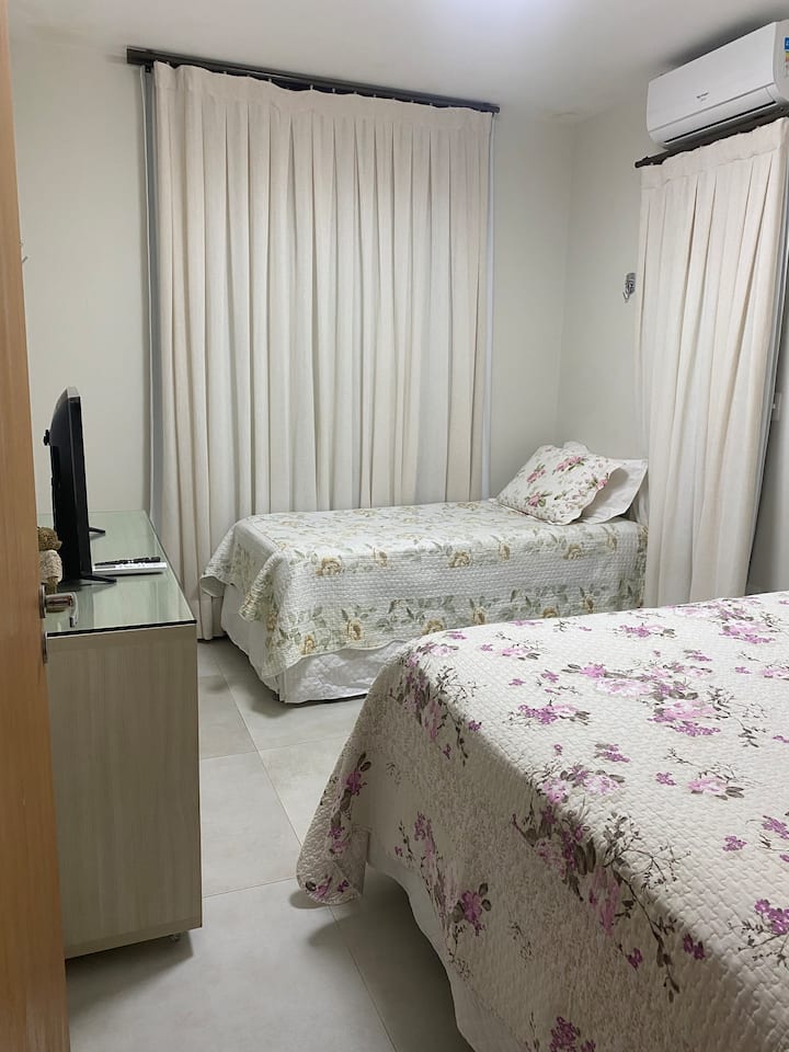 מיטה זוגית ומיטת יחיד עם מיטה נפתחת, מיזוג אוויר, טלוויזיה חכמה, מעמד לערסל. מצעים זמינים בעת ההזמנה 