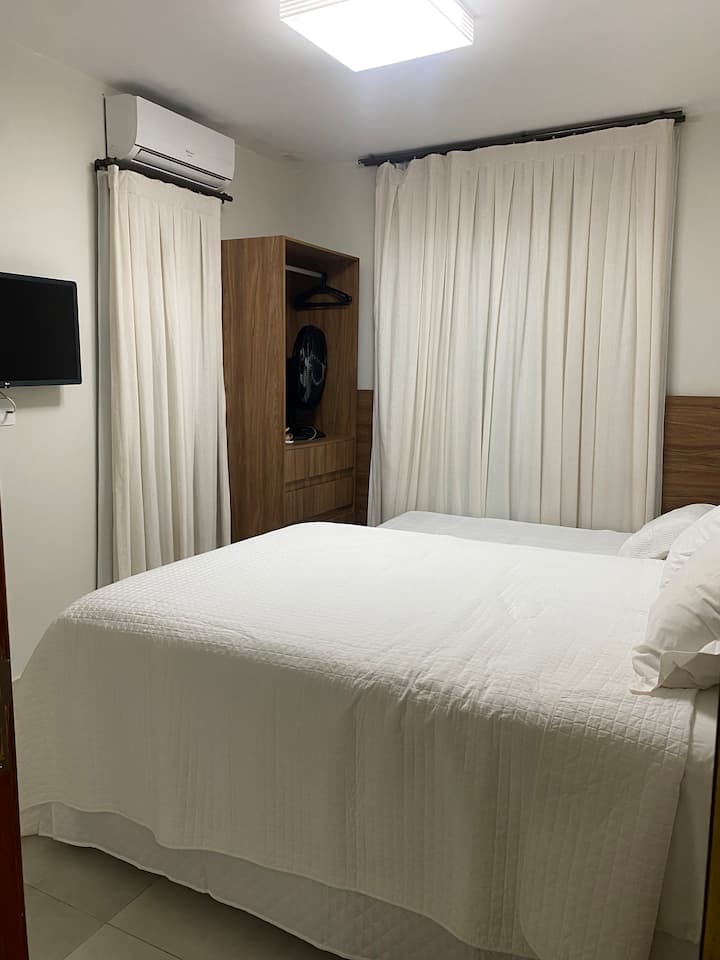 מיטה זוגית ומיטה נפרדת עם שולחן צד, מיזוג אוויר, טלוויזיה חכמה, סוויטה 1, מצעים זמינים בעת ההזמנה 