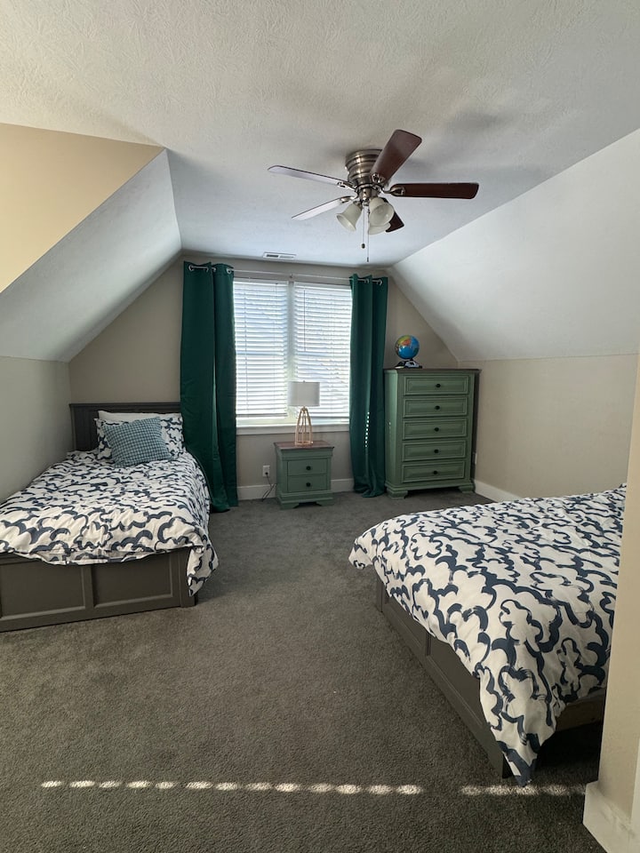 Perfect for groups or families, this bedroom features two twin beds plus a trundle setup for additional sleeping space. Comfortable and versatile, it’s ideal for kids or extra guests while still offering a cozy and relaxing stay.