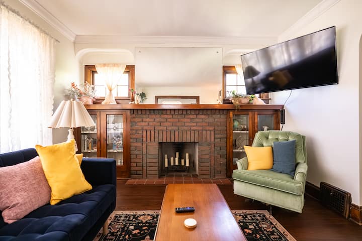 Vintage Stay Near Dt Cle W/ King, Tub, 500 Mbps - Cleveland, OH
