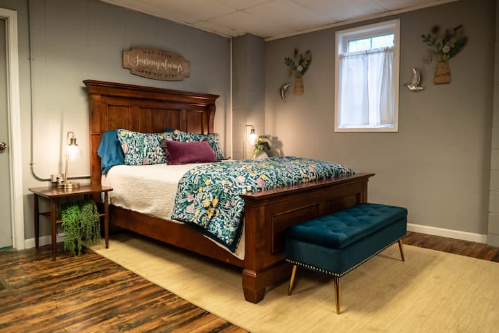 Bračni krevet s posteljinom, jastucima i pokrivačima.