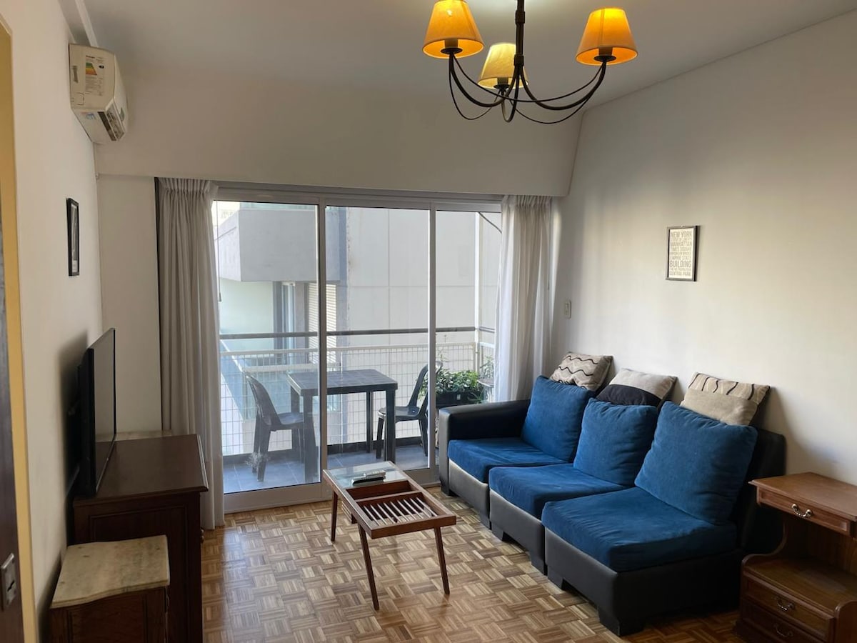 Departamento con balcón y cocina a gas