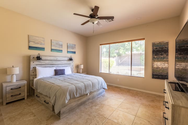 Ისიამოვნეთ სტუმრობით სკოტსდეილის შესანიშნავ სახლში. Საძინებელი აღჭურვილია ტელევიზორით თქვენი გართობისთვის. 