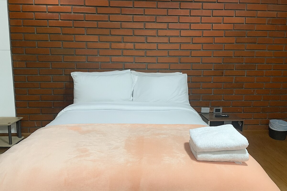 Krevet s dvostrukim madracem.