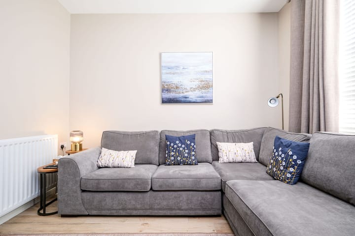 Mourne Seaside House | Hot Tub | Central Newcastle - Newcastle, UK