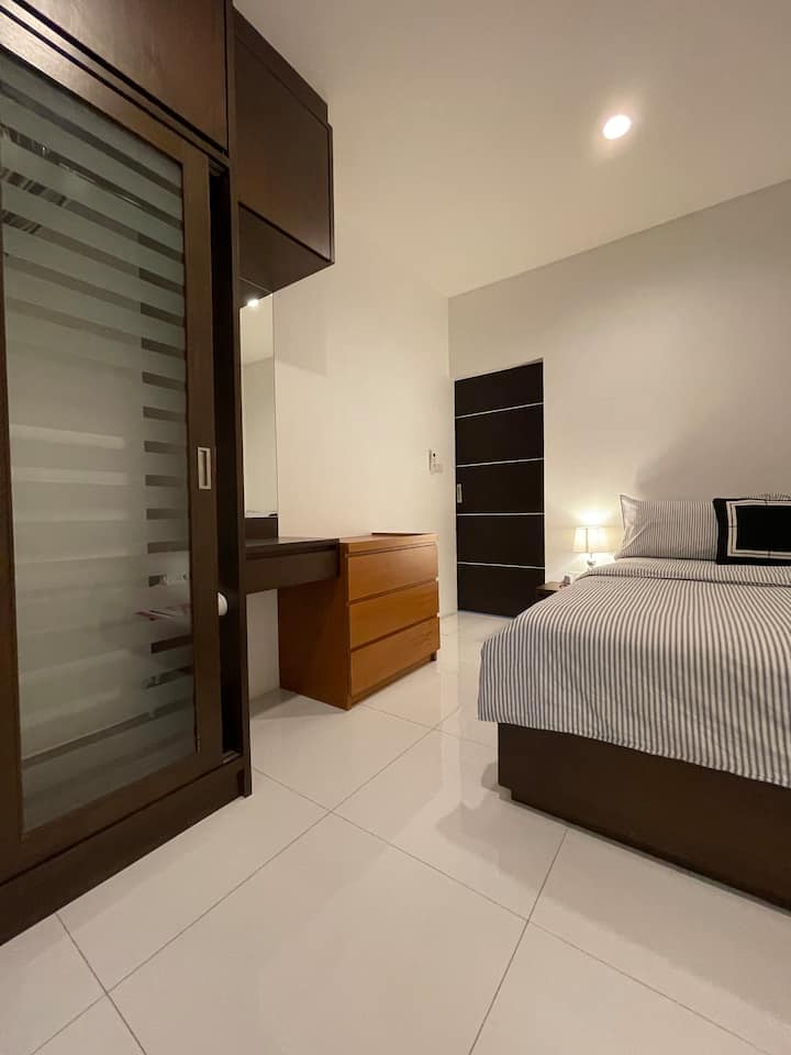 Ovo je druga spavaća soba koja ima stolić za šminkanje na koji možete staviti svoje potrepštine. Ova spavaća soba ima veliki bračni krevet.