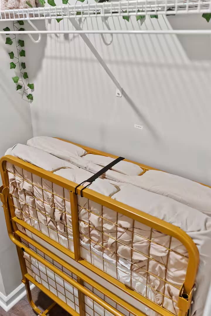 Удобен подвижен кревет - совршен за дополнителни гости и дополнителна удобност!