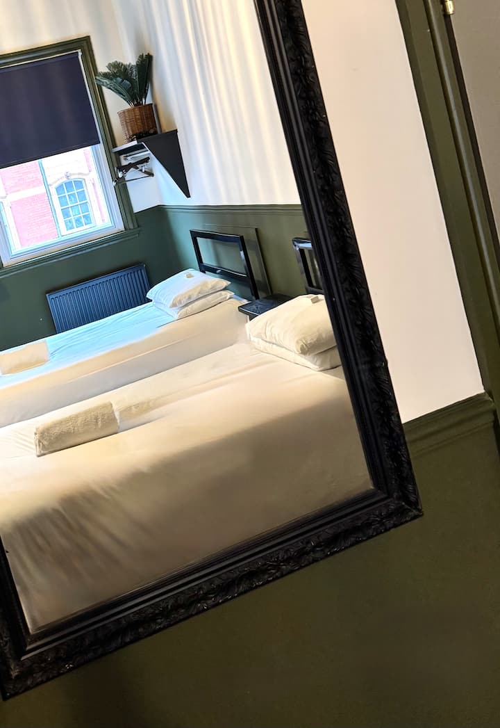 Piccadilly Central - Triple Room W/ En Suite - Manchester