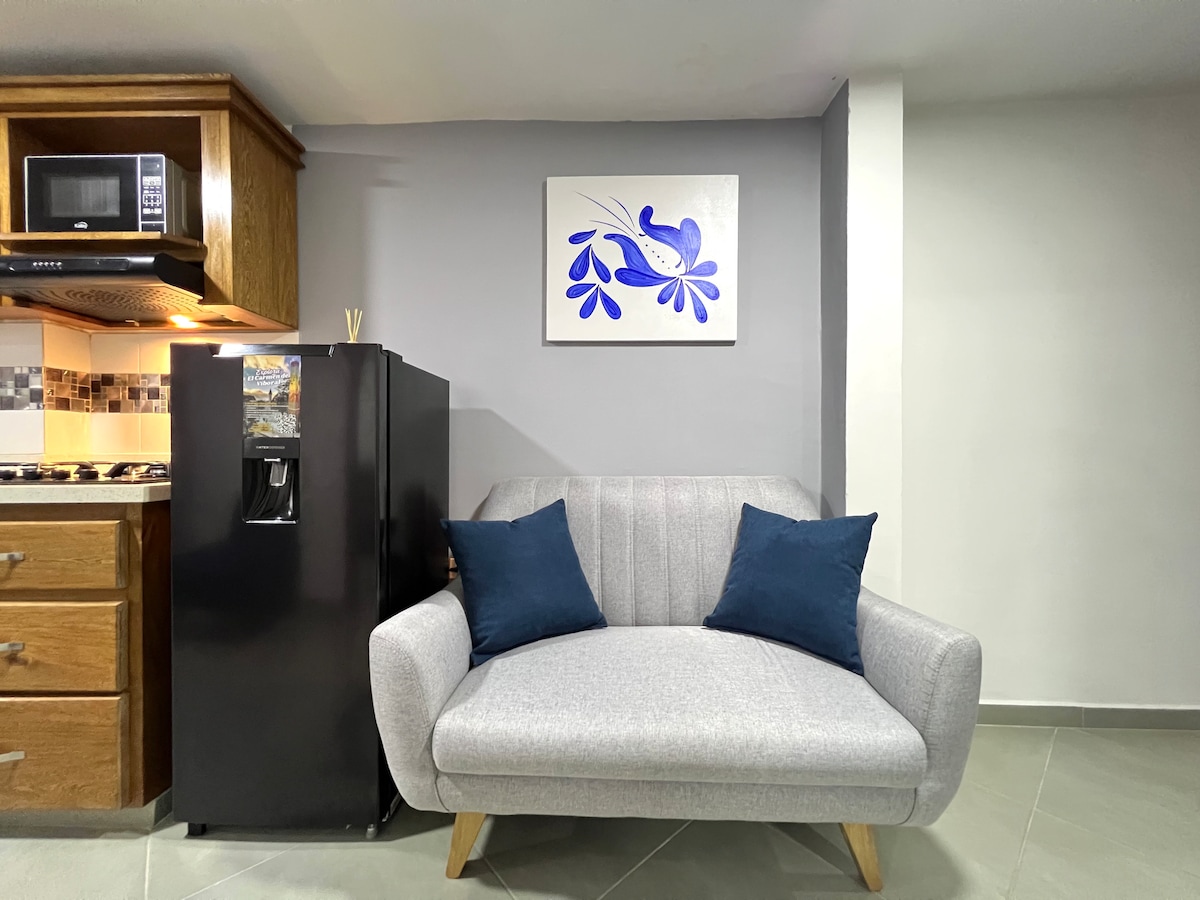 غرفة مليئة بالدفء والسلام. تمنحها زخارفها الرقيقة، المستوحاة من الألوان والأشكال التقليدية للسيراميك الكرملية، لمسة أصيلة وساحرة. إنه مكان مثالي للاسترخاء، أو المشاركة كزوجين أو عائلة.