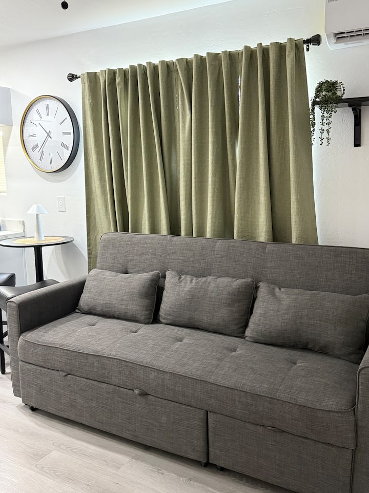 # 2 Comfortable And Very Clean One Bedroom Apt - Glendale