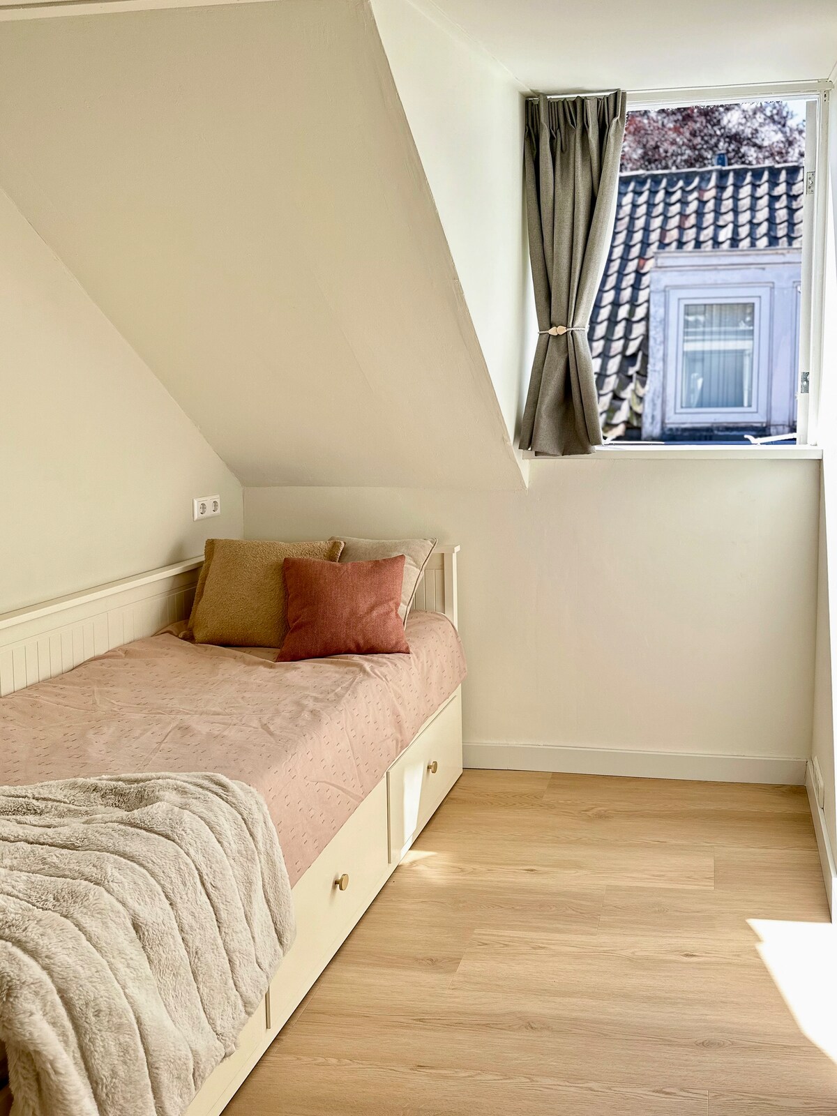 მსუბუქი, კომპაქტური საძინებელი, რომელშიც ერთადგილიანი საწოლია, რომლის გაშლაც შესაძლებელია და ორადგილიან საწოლად გადაქცევა.