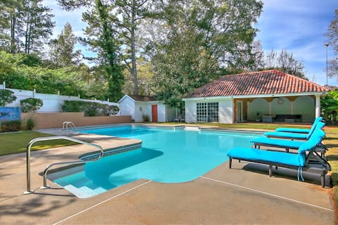 Pool vibes 8 mi from six flags 17 mi from airport