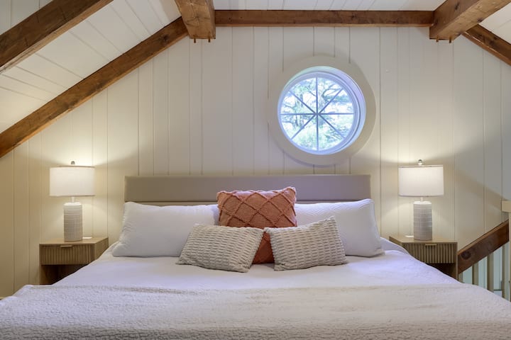 Loftslaapkamer met kingsize bed