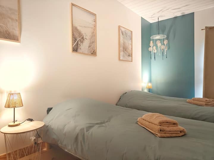 Una habitación con dos camas individuales. Posibilidad de juntarlas para hacer una cama doble "Queen size"