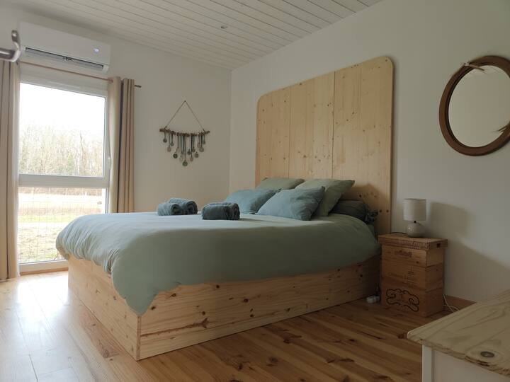Habitación con vistas a los prados y sus animales. Cama Queen size (160x200)