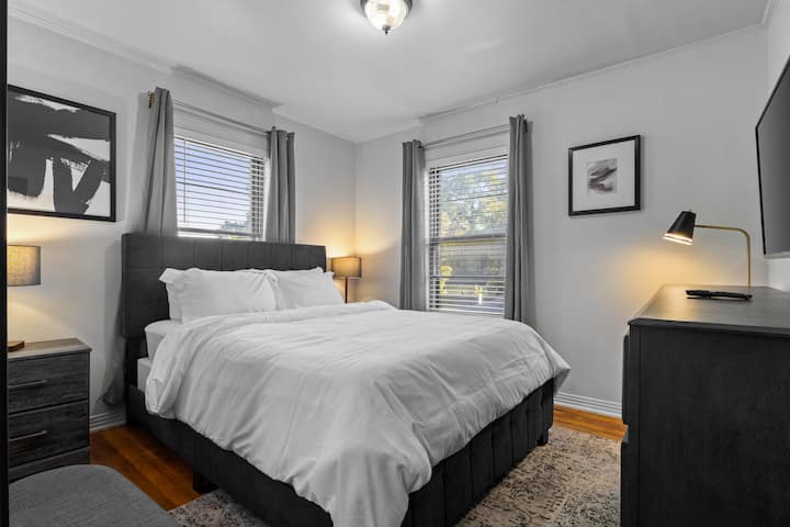 ️ "נוחו בחדרי שינה נעימים עם מיטות קטיפה ואור טבעי."