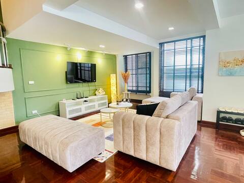 Brand New Luxury Private Pool Villa Quiet and Comfortable Sukhumvit Road Close to MRT Phromphong/Nan