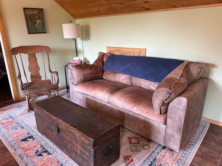 Sofá cama con ropa de cama. 