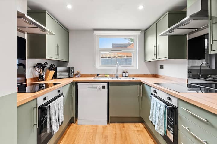 Large House | Racecourse & City - Worcester, UK