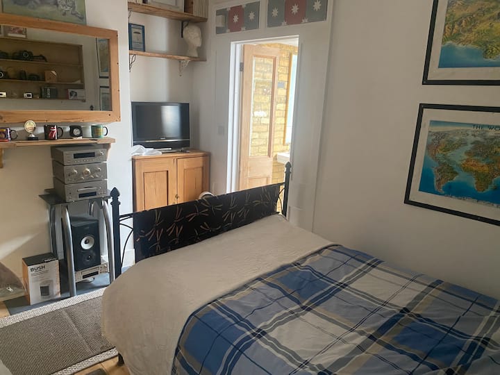 Salle de bain directement reliée à la chambre et réservée aux voyageurs