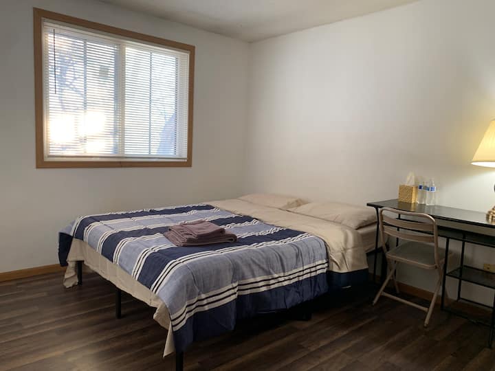 Snug Room Near U Of Mn & Downtowns - Minneapolis, MN