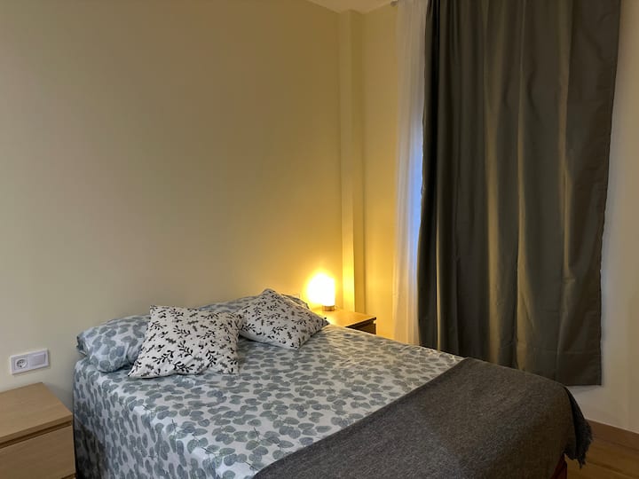 Soba s bračnim krevetom i kaučom na razvlačenje (140 cm) za dvoje ljudi.