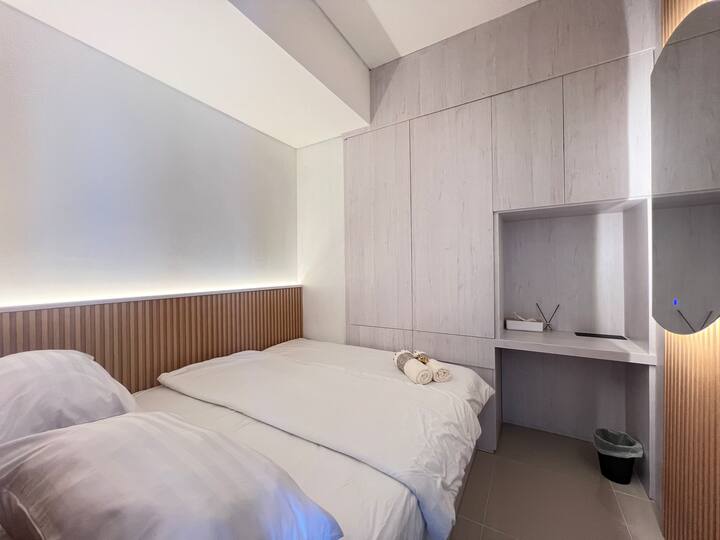 חדר שינה אסתטי בגודל 160 עם שקע חשמלי בשולחן העבודה