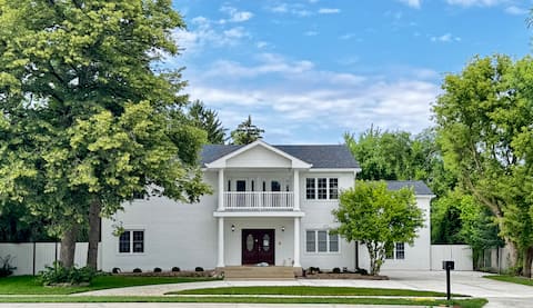 Sleeps 24+ Luxury house Near Chicago 12 king beds