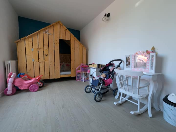 Sala de juegos con cama cabaña 