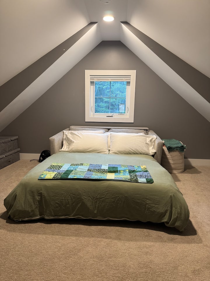 Druga spavaća soba nalazi se u udobnom potkrovlju s čvrstim ljestvama za pristup gornjem prostoru za spavanje.