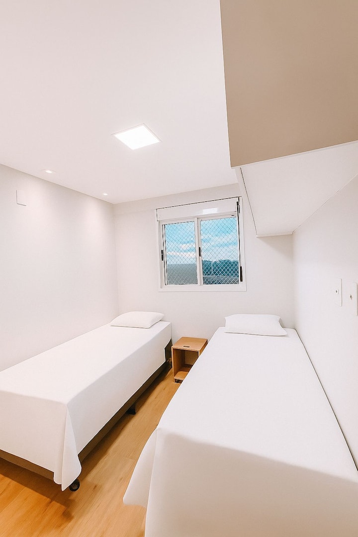 Moderna y funcional, con dos cómodas camas individuales, iluminación suave y mobiliario planificado. Ideal para familias, amigos o compañeros de trabajo que quieran compartir el espacio cómodamente.