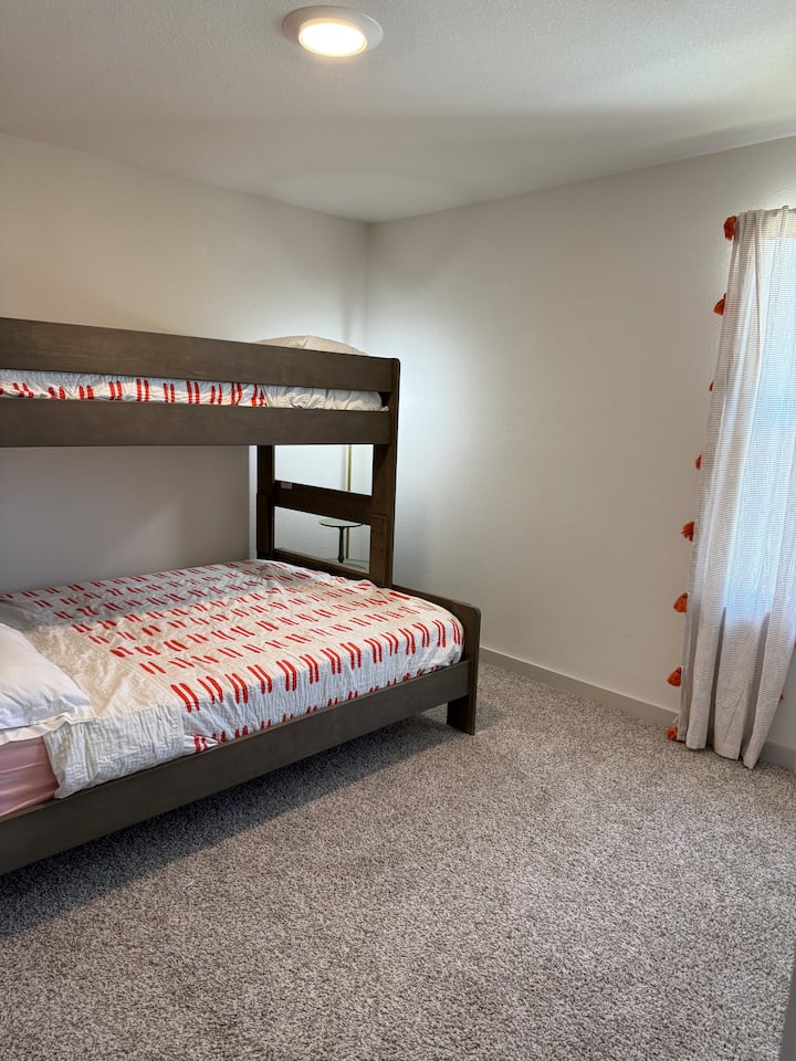 舒适的双层床可供3人舒适入住，非常适合准备拥抱野外氛围的孩子或朋友。