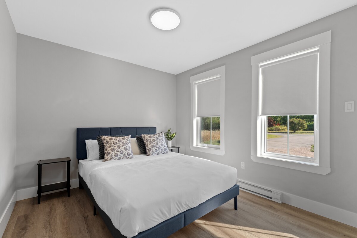 Главна спална соба | Опуштете се во спокојната главна спална соба со брачен кревет (широк 150-179 см) и крајбрежен шарм