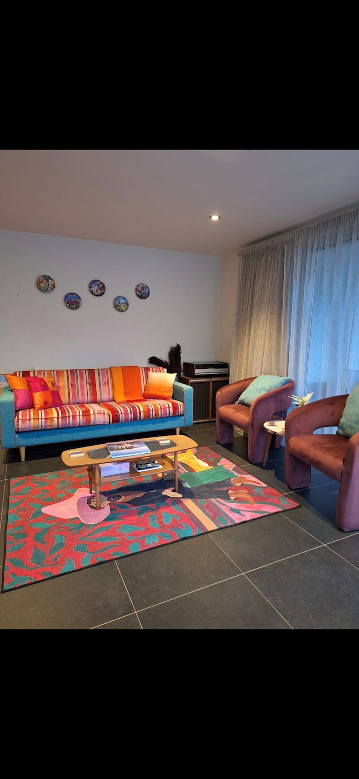 Lakefront Retro Retreat - Cromwell