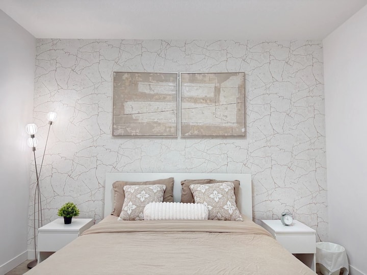 חדר שינה מרווח ונוח מאוד עם עיצוב מינימליסטי ווילונות האפלה. החדר כולל ארון בגודל הגון. הסדינים בחדר הזה מנוקים אחרי כל צ'ק-אאוט של אורחים. 