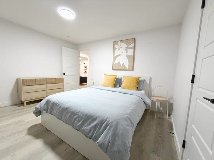 תיהנו מלילה נינוח בחדר השינה המרווח הזה עם מצעים נקיים תמיד ושמיכה שנשטפה אחרי כל אורח. וילונות האפלה וחלל ארונות גדול משלים את הנוחות.