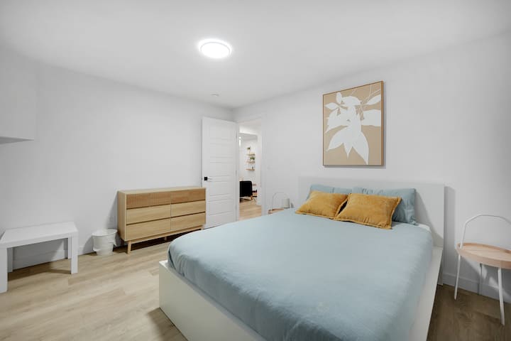 Genieße eine erholsame Nacht in diesem geräumigen Schlafzimmer mit immer frischer, sauberer Bettwäsche und einer Bettdecke, die nach jedem Gast gewaschen wird. Verdunkelungsvorhänge und ausreichend Stauraum vervollständigen den Komfort.