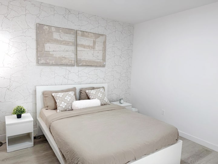 Sehr sauberes, geräumiges und komfortables Schlafzimmer mit minimalistischer Einrichtung und Verdunkelungsvorhängen. Das Zimmer verfügt über einen anständigen großen Kleiderschrank. Die Bettwäsche in diesem Zimmer wird nach dem Check-out jedes Gastes gereinigt.