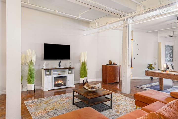 Luxury Riverview Loft With Pool Table - Detroit, MI