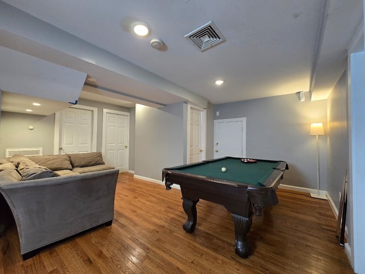 Spacious Home In Boston - Brighton With Pool Table - Brookline, MA